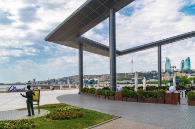 Azerbaycan, Bakü, 22 Haziran 2019 Milli Sahil Parkı, sanatçının figürü