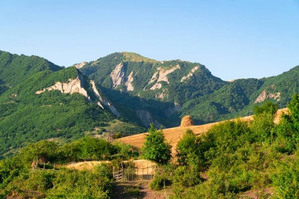 Bir dağ vadisinde haystack — Stok fotoğraf