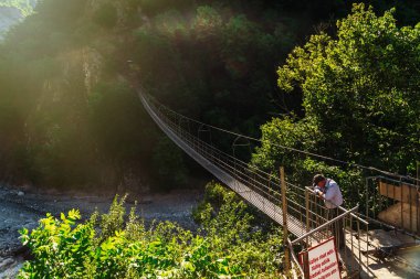 Lahij, Azerbaycan, 23 Haziran 2019 Dağ nehri üzerindeki asma köprü