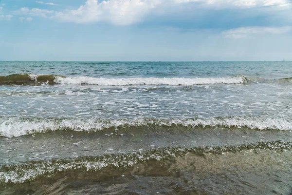 A tenger és a horizonvonal vízfelülete — Stock Fotó