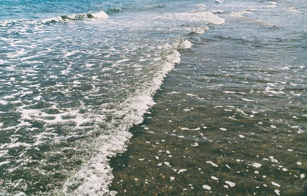 서핑, 작은 파도가 있는 해안 — 스톡 사진