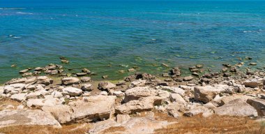 Berrak su ile kayalık deniz kıyısı