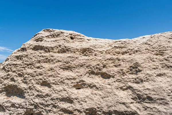 푸른 하늘을 배경으로 거대한 바위 — 스톡 사진