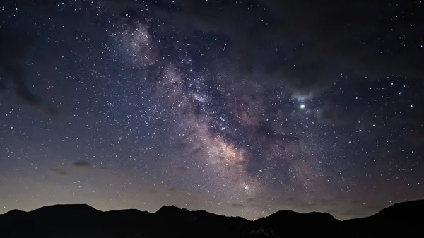 Via Lattea sulle cime delle montagne — Foto Stock