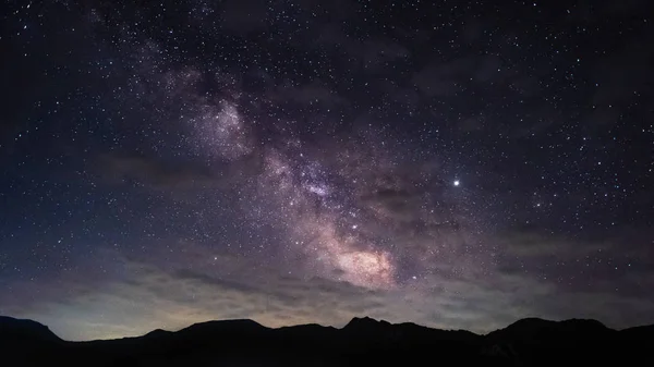 Via Lattea sulle cime delle montagne — Foto Stock