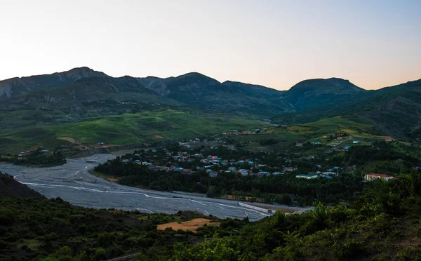 Pueblo de montaña Lahij, situado en el norte de Azerbaiyán a primera hora de la mañana — Foto de Stock