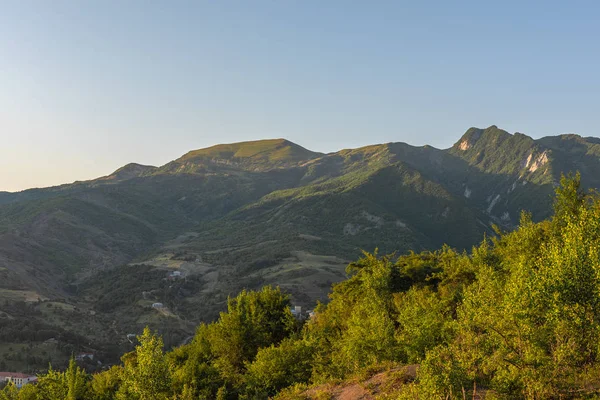 Bergketen bedekt met groen bos in de ochtend — Stockfoto