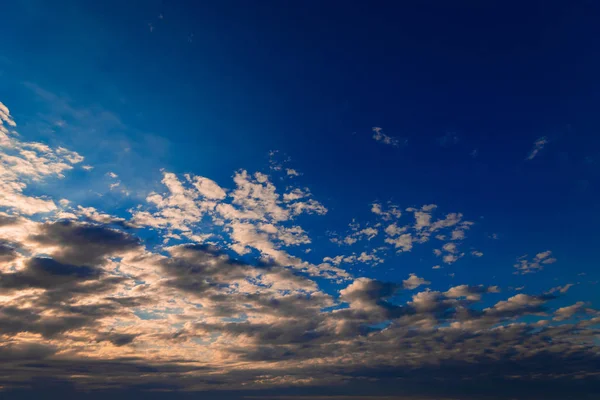 Cielo colorato drammatico con nuvole — Foto Stock