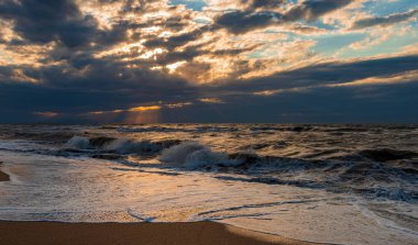 Kum ve güzel bulutlar ile renkli sahil
