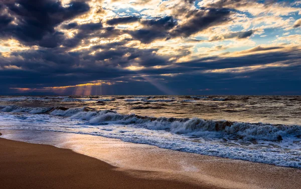 Kum ve güzel bulutlar ile renkli sahil