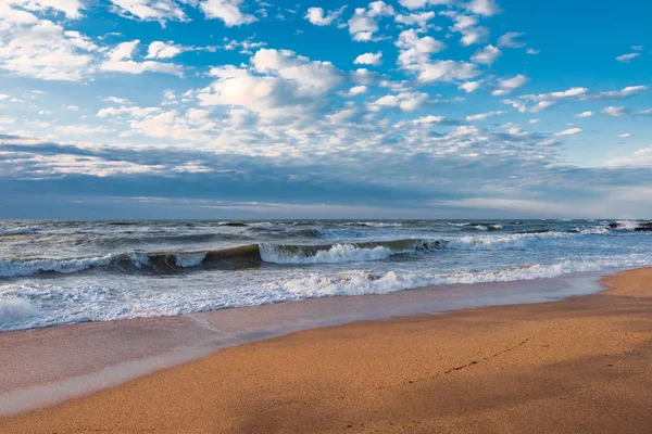 Plaża ze złotym piaskiem, małe fale i piękne dramatyczne niebo — Zdjęcie stockowe