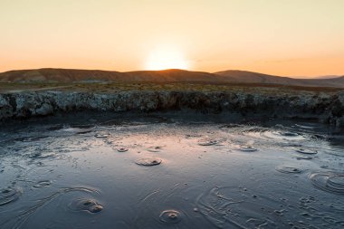 Gün batımında çamur volkan krater
