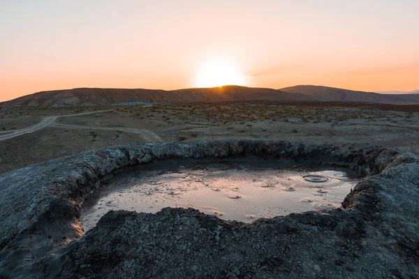 Schlammvulkankrater bei Sonnenuntergang — Stockfoto