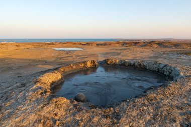 Gün batımında çamur volkan krater