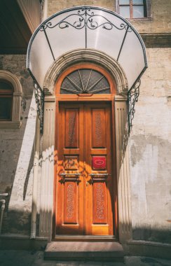 Bakü, Azerbaijzn 21 Temmuz 2019 Icheri Sheher tarih merkezinde eski ahşap kapı