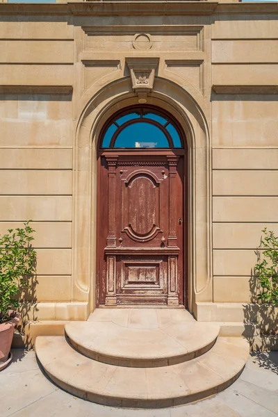Баку, Азербайджан 21 июля 2019 г. Старая деревянная дверь в историческом центре Ичери-Шехер — стоковое фото
