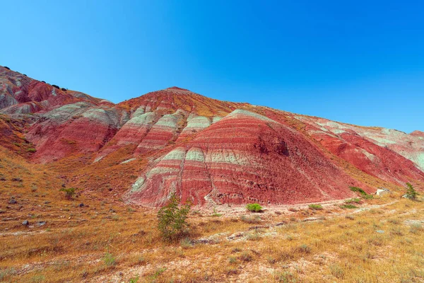 Kırmızı dağların inanılmaz güzel yamaçlarında — Stok fotoğraf