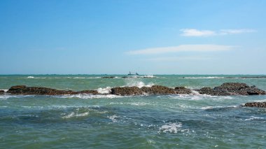 Kıyı resifleri üzerinde dalgalar kırma, büyük sıçramaları