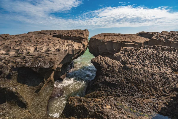 Olas rocosas en la costa y tormentas — Foto de Stock