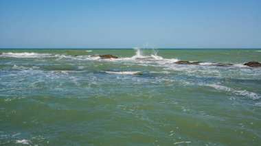 Kıyı resifleri üzerinde dalgalar kırma, büyük sıçramaları