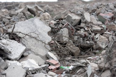 Bir çöp yığını içinde bir yığın inşaat israfı. Seçici odak