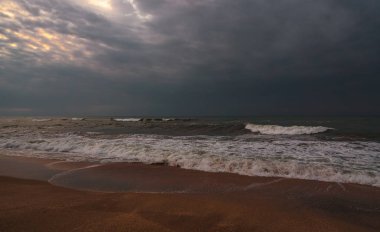 Karanlık fırtınam deniz ve boş plaj