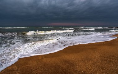 Karanlık fırtınam deniz ve boş plaj