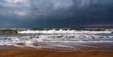 Karanlık fırtınam deniz ve boş plaj