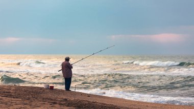 Okyanus kıyısında zavallı balıkçı