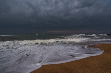 Karanlık fırtınam deniz ve boş plaj