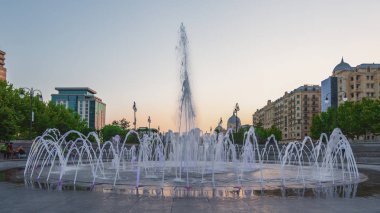 Bakü, Azerbaycan 1 Ağustos 2019 Kış Bulvarı şehir parkında çeşme