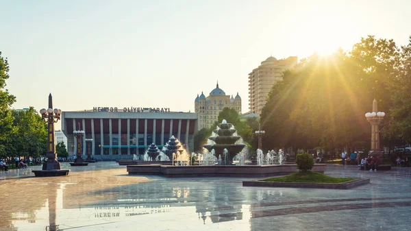 Баку, Азербайджан 1 августа 2019 года Фонтаны в парке возле дворца Гейдара Алиева — стоковое фото