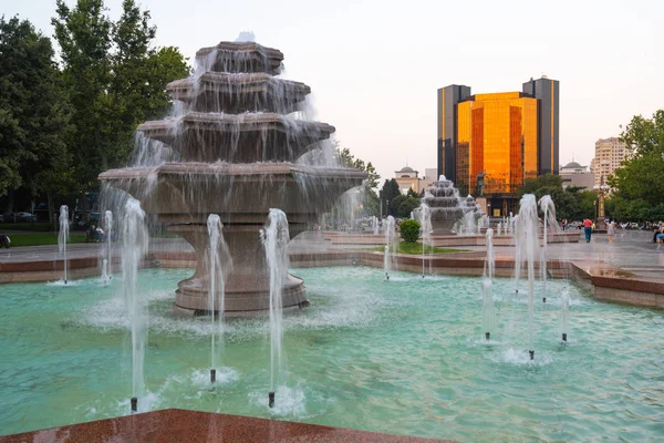 Baku, Azerbaigian 1 agosto 2019 Fontane nel parco vicino al palazzo di Heydar Aliyev — Foto Stock