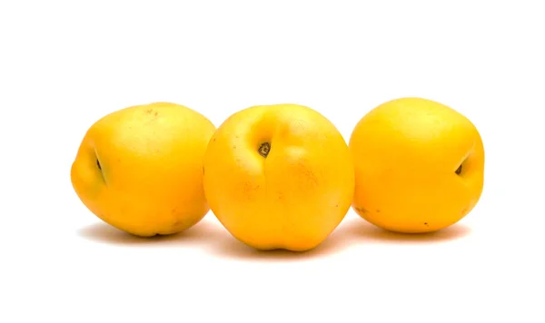 Nectarinas amarillas jugosas sobre un fondo blanco — Foto de Stock