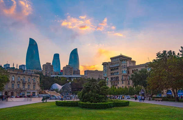 Bakü, Azerbaycan 10 Ağustos 2019 Füniküler ve Alev Kulelerine Bakış