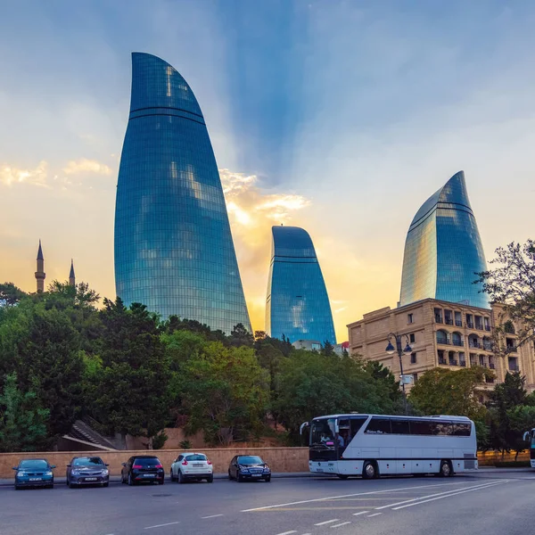 Baku, Azerbajdzsán augusztus 10, 2019 kilátás a láng tornyok naplementekor — Stock Fotó