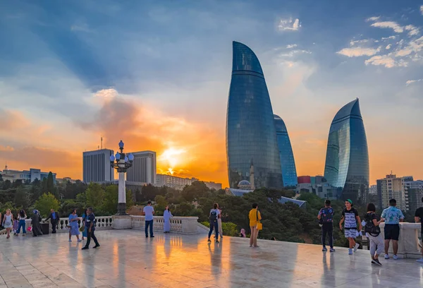 Bakü, Azerbaycan 10 Ağustos 2019 Yayla parkının gözetleme güvertesinde turistler