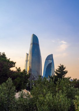 Bakü, Azerbaycan 10 Ağustos 2019 Gün batımında Alev kulelerinin görünümü