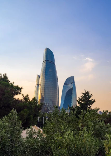Baku, Azerbajdzsán augusztus 10, 2019 kilátás a láng tornyok naplementekor — Stock Fotó