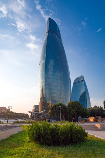 Bakú, Azerbaiyán agosto 10, 2019 Vista de las torres de llamas al atardecer — Foto de Stock