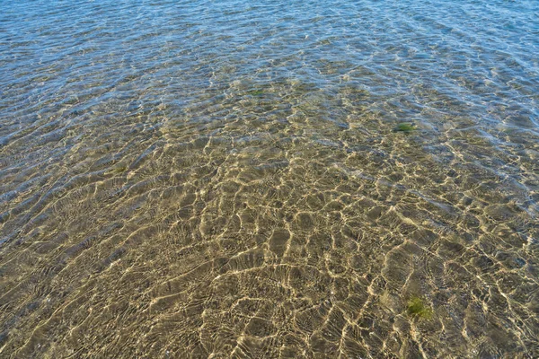 Hladká hladina vody s písečnými dno — Stock fotografie