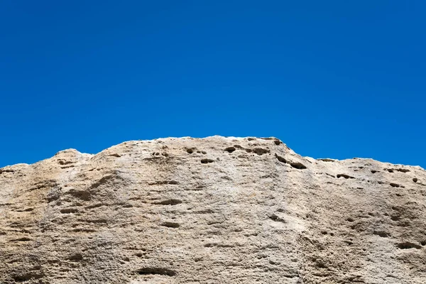 Vieille roche sur fond de ciel bleu — Photo