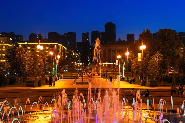 Baku, Azerbaijan  August 17, 2019 Fountain in Winter Boulevard city park at night — Stock Photo, Image