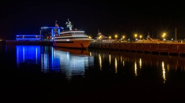Bakü, Azerbaycan 19 Ağustos 2019 Gece iskelede zevk yat