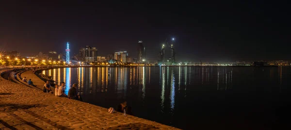Baku, Azerbaijan August 19, 2019 Night boulevard — Stock Photo, Image