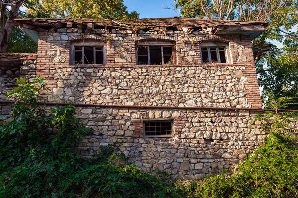 Древний заброшенный кирпичный дом — стоковое фото