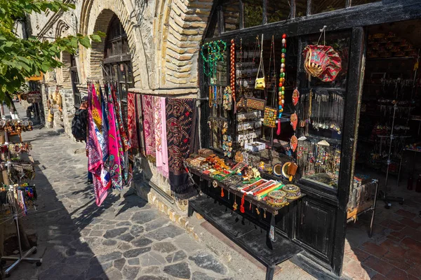 Shaki, Azerbaigian 24 agosto 2019 Souvenir e negozio di souvenir nel centro storico — Foto Stock