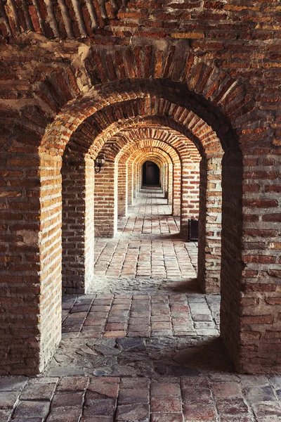 Shaki şehrindeki kervansarayda tuğla kemerler — Stok fotoğraf