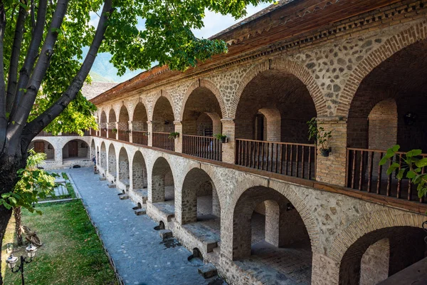 Antico hotel caravanserraglio nel centro storico, città di Shaki, Azerbaigian — Foto Stock