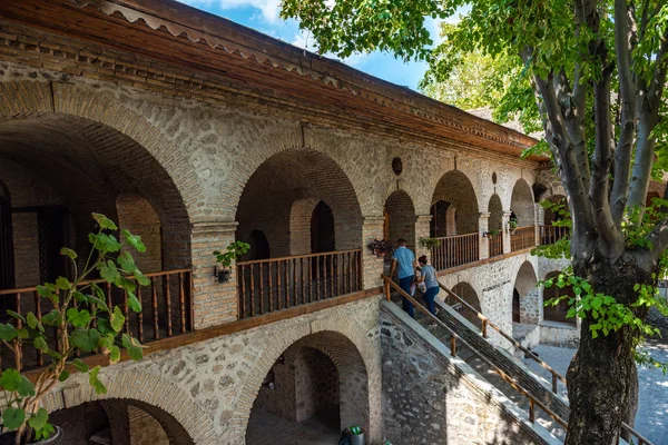 Shaki, Azerbaigian 24 agosto 2019 Antico hotel caravanserraglio nel centro storico — Foto Stock